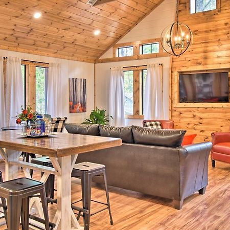 Modern Broken Bow Cabin Large Deck, Bbq And Pergola Exterior photo