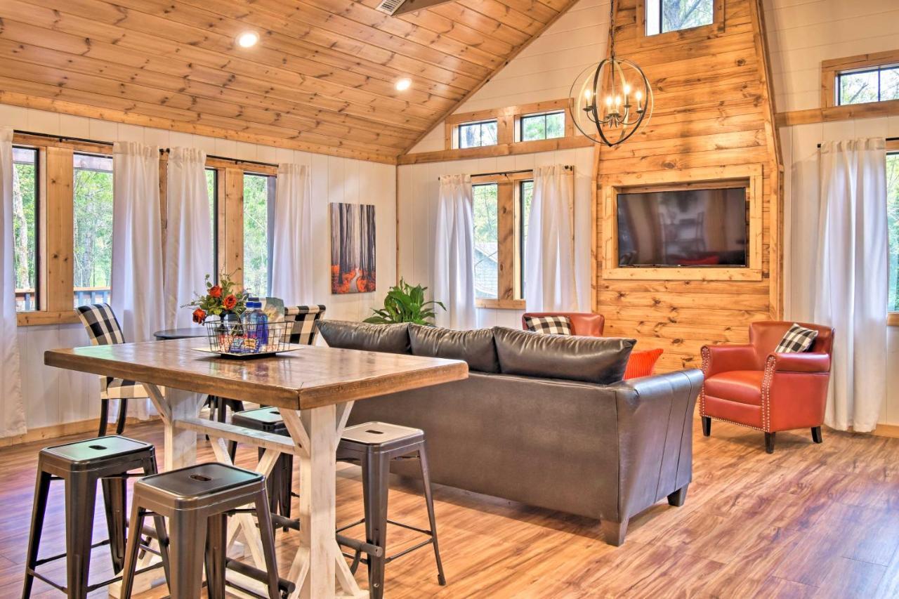 Modern Broken Bow Cabin Large Deck, Bbq And Pergola Exterior photo