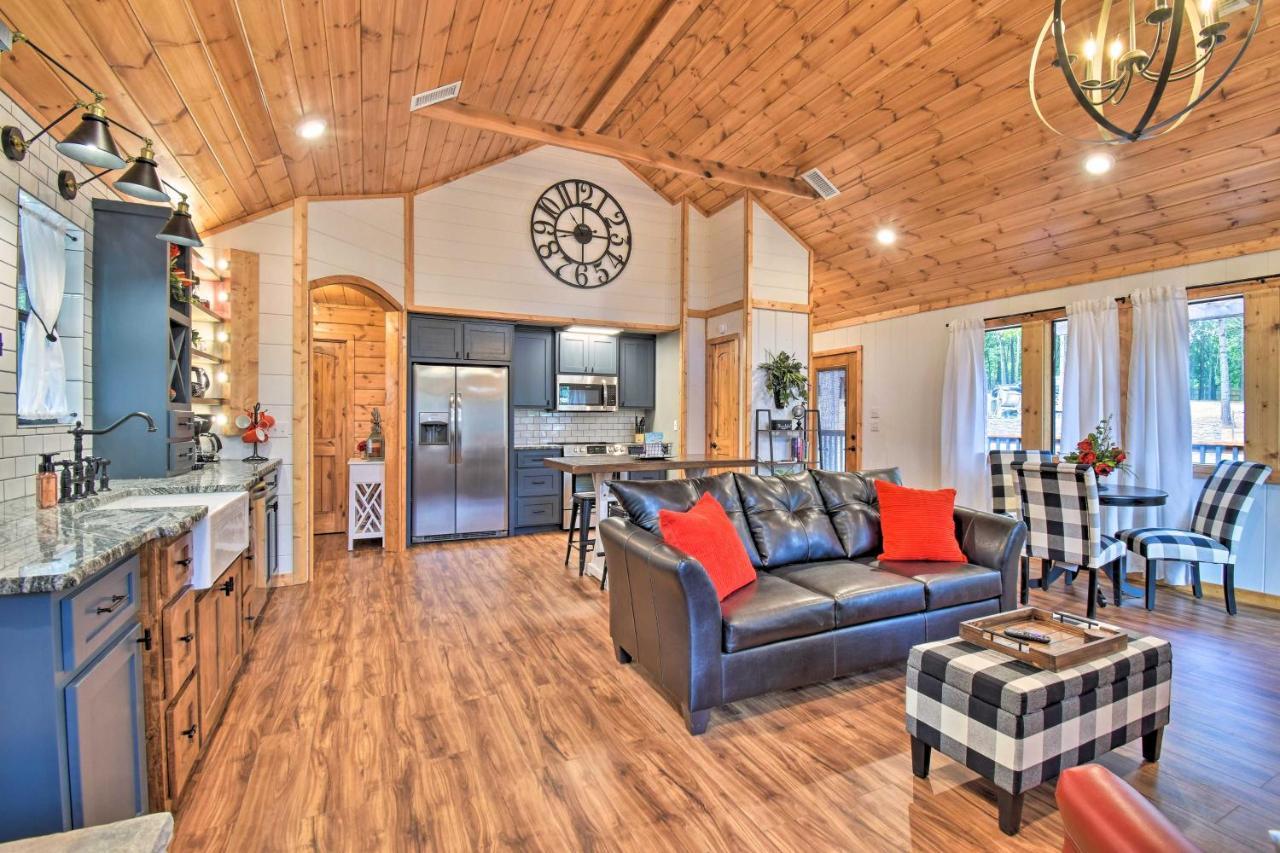 Modern Broken Bow Cabin Large Deck, Bbq And Pergola Exterior photo